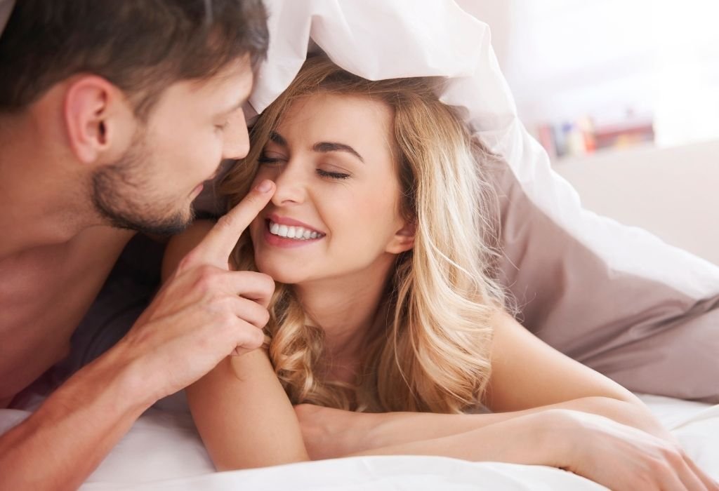 Casal na cama feliz